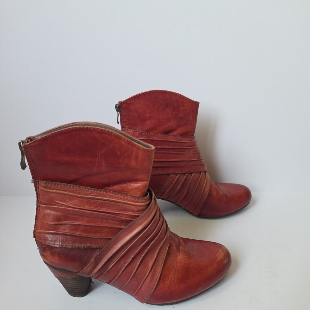 L'Artiste Merci Ankle Boots Size 37 Red Leather Pleated Wrapped Back Zip Whimsy